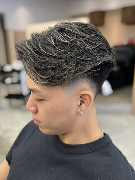 アンバー(UMBER) 海外風センターパート　フェードカット