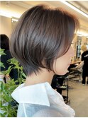 横浜西口白髪染めショートヘアタッセルボブミルクティーベージュ