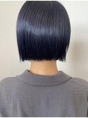 ネイビーカラーのパッツンボブ