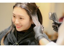 カラーを染める時、頭皮がヒリヒリしみる事があるのですが大丈夫ですか？またカラーの臭いが嫌なのですが。