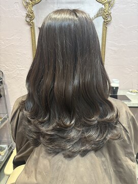 フッタ(Futta) 艶感ブラウンカラー×ミディアムレイヤー【西武新宿駅】