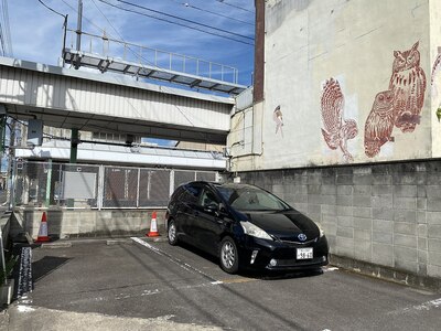 駐車場は、香川銀行の隣です。赤いコーンとフクロウの絵が目印。