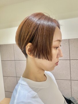 フイ(HUI) 20代30代40代前下がりストレート小顔補正立体カット