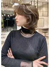 【扱いやすさと、動きやすさの両立】海外風ミディアムレイヤーで上品な色気をプラス