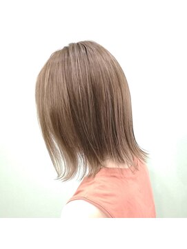 リリス(l'iris) 透明感くすみグレージュ×ぱつっとボブ×20代30代40代