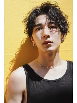 オーシャントーキョーオーバー 渋谷(OCEAN TOKYO OVER) 波巻きスパイラルパーマ黒髪ウルフセンターパート2ブロック