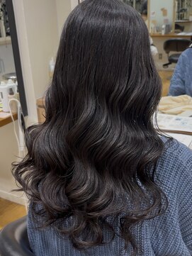 アメリ バイ アピッシュ(Amelie by apish) ロングの方も華やかにイメチェン!韓国風コテ巻きパーマ