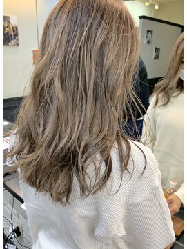 ヒート バイ アンカットラウンジ 渋谷(HEAT by UNCUT&LOUNGE) ミルクティーカラー/インナーカラー/ケアブリーチ/ハイライト