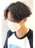 刈り上げミディアムセンターパート波巻きスパイラルパーマ