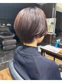 センター分けワインレッドくびれショート
