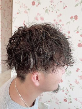 ティアラ(TIARA)の写真/人気のツイストスパイラルパーマが得意◎トレンドスタイルでのイメチェンも《TIARA》にお任せください♪