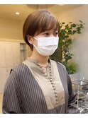 グレージュ切りっぱなしボブ前髪ありミニボブミルクティベージュ