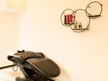 ヒコ(hico)の雰囲気（ヘッドスパもできるシャンプー台でリラックスできます）