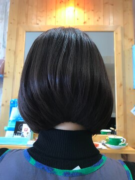 アリア(ARIA) 重めダークトーンな前下がりボブ