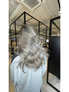 エミュスト(Emuest) ホワイトベージュ　ミルクティーベージュ