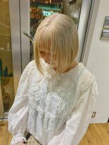 ホワイトカラー　ホワイトブロンド　ミルクティーベージュ　ボブ