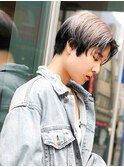 表面のデザインカラーで動きと存在感を演出したハンサムショート
