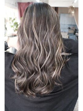 マリアナ(Mariana) ハイライトショートヘアレイヤーカットダブルカラー