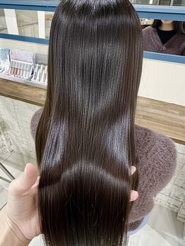 ツヤと指通りを整える髪質改善。扱いやすい上品な髪へ。