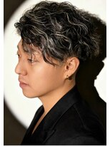 リア(Li'a)&nbsp;大人ハイライト＋スパイラルパーマ＋フェード