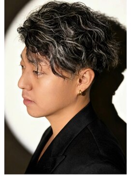 リア(Li'a) 大人ハイライト＋スパイラルパーマ＋フェード