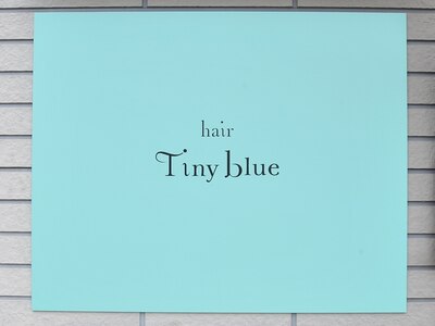 hair Tiny blueの看板が目印です。