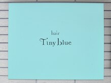 hair Tiny blueの看板が目印です。