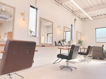 エイチ ヘアアンドメイク(eich hair&make)の雰囲気（明るくグリーンもあり心地よく過ごして頂ける空間です♪）