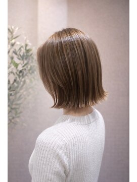 モゴイケブクロ(MOGO IKEBUKURO) ぷつっとボブ/透明感ベージュ