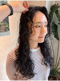 ロング強めスパイラルパーマ暗めカラーウェーブヘアハードパーマ