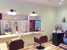 ヘアーメイク シーアンドシー(Hair make C&C)の雰囲気（明るく可愛らしい落ち着いた店内♪）