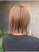 ヌードベージュカラーの切りっぱなしロブ