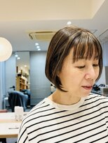 コル(Cor)&nbsp;白髪ぼかしハイライトでおしゃれに楽しむスタイル