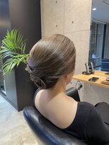 イナフ(ENOUGH)&nbsp;上品なタイト系抱き合わせアレンジヘア