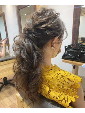 クロリス(Chloris) ボリューム感ある*ふわふわポニーテール