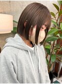 オリーブベージュ×切りっぱなしボブ