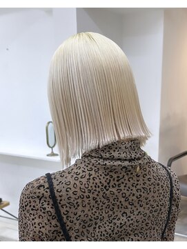 ヲタク(wotaku.) ホワイトブロンド抜きっぱなしカラーハイトーン切りっぱなしボブ