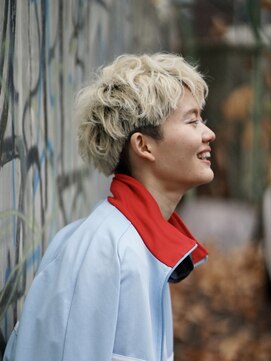 ベロニカ ハイトーン金髪×刈り上げショート女子 30代40代50代