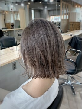 イロ(iro) 外ハネミディアム/透明感ベージュ/くびれボブ