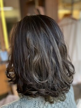 マックスキャミー(MAX cammy)の写真/白髪を”隠す”から”魅せる”へ。ダメージレスの白髪染めで、上品なツヤと透明感を実現いたします♪