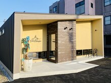 スーペリオル(Superior)の雰囲気（斜め屋根のブラウンベージュで落ち着きある大きなロゴが特徴です）