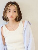 インナーカラーシアーベージュセンター分けボブ