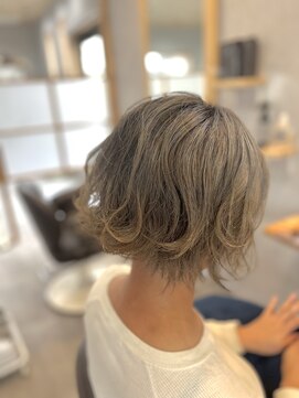 ベンチ(bench) ボブスタイル