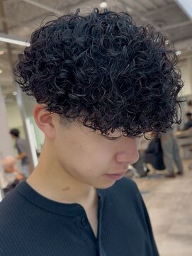 フィフス(fifth) 原宿メンズパーマプードルパーマセンターパート刈り上げ20代