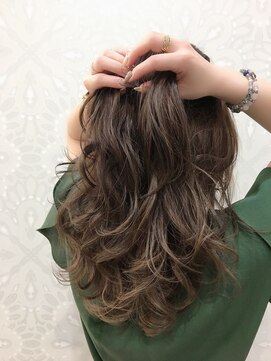 エメラ ヘア ドレッシー(EMERA hair Dressy) 上品ハイライトで憧れの大人ヘアへ…