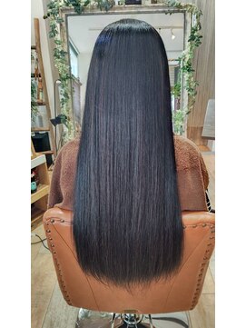 もじゃの小さな美容室 艶髪ストレート
