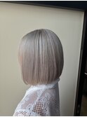 Aimee町田　シルバーホワイト×前下がりボブ