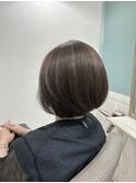 グレーベージュハイライト前下がりボブ