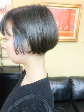 ページボーイ美容室 [お客様スタイル]インナーカラーがアクセントのシンプルボブ
