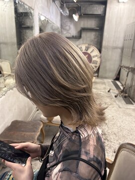ロイジー(roijir) 【表参道　roijir】レイヤーショート×ミルクティーブロンド